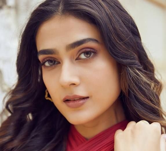 Aakanksha Singh Wiki, Bio, Net Worth, Age, Height & Career Facts - Knownalytics