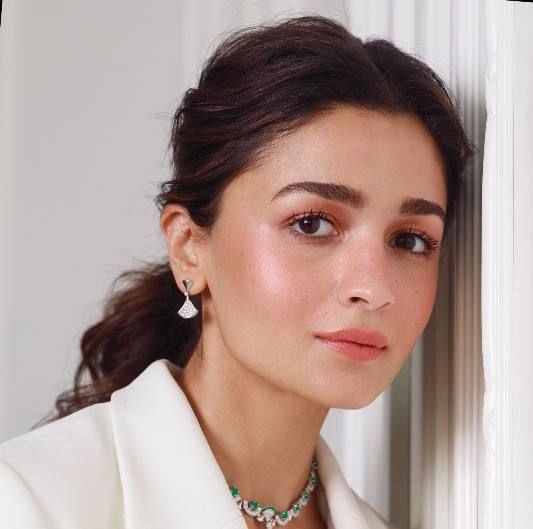 Alia Bhatt Age, Wiki, Height, Net Worth, Lifestyle, Career - Knownalytics