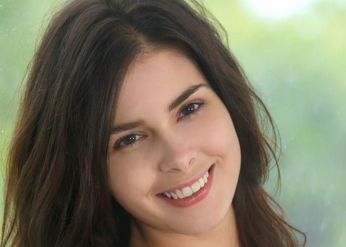 Amelie Belain Wiki, Bio, Net Worth, Age, Height & Career Facts - Knownalytics
