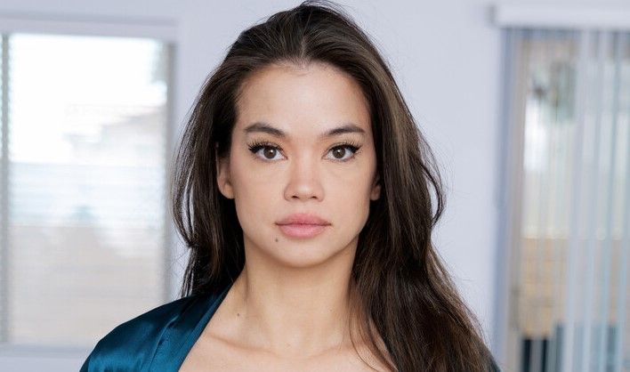 Angelina Moon Wiki, Bio, Net Worth, Age, Height & Career Facts - Knownalytics