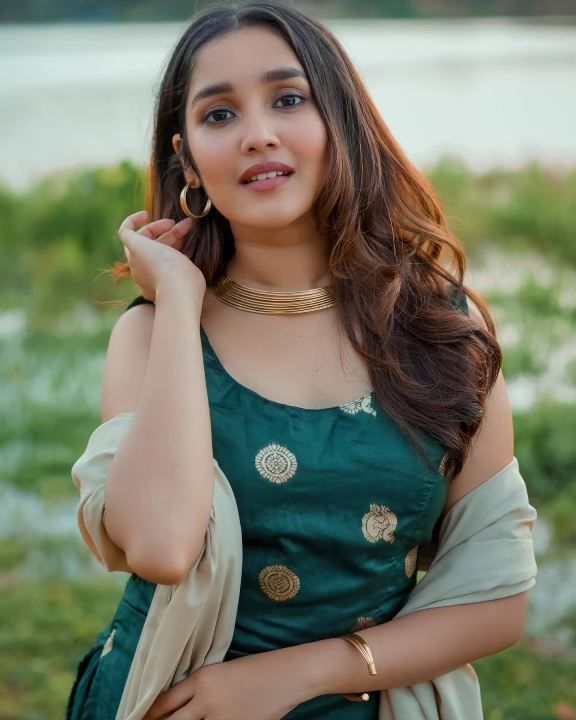 Anikha Surendran Age, Wiki, Height, Net Worth, Lifestyle, Career - Knownalytics