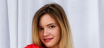 Carrie Kind Age, Height, Net Worth, Salary, Annual Income - Knownalytics