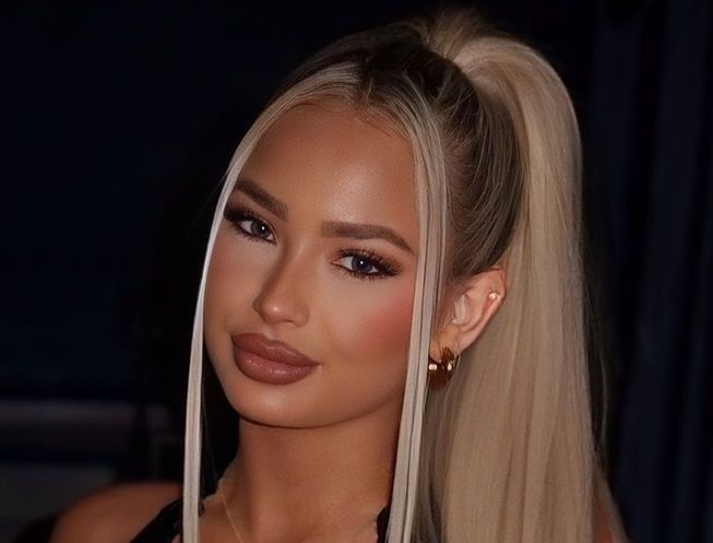 Chloe Holm Wiki, Bio, Net Worth, Age, Height & Career Facts - Knownalytics