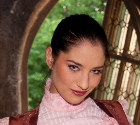 Lara Stevens