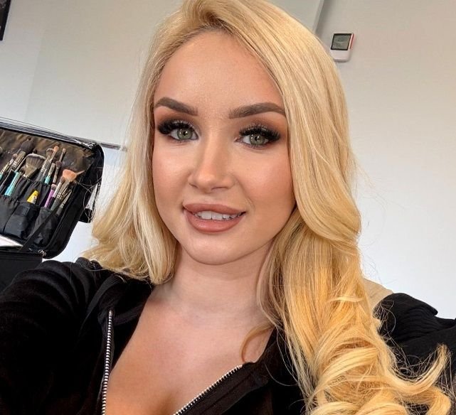 Maxine Kim Brown Wiki, Bio, Net Worth, Age, Height & Career Facts - Knownalytics