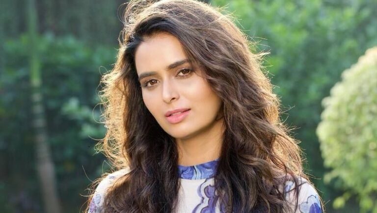 Meenakshi Dixit Wiki, Bio, Net Worth, Age, Height & Career Facts - Knownalytics