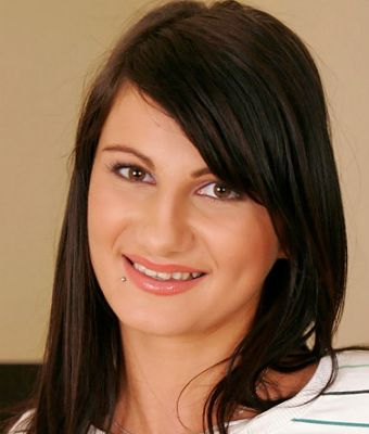Mia Moon Wiki, Bio, Net Worth, Age, Height & Career Facts - Knownalytics