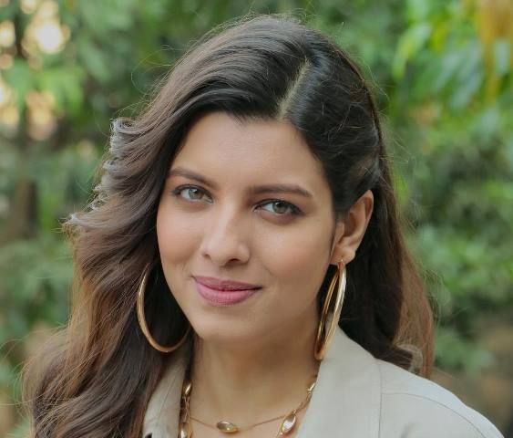 Riya Deepsi Age, Height, Net Worth, Salary, Annual Income - Knownalytics