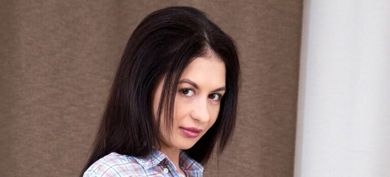 Roxy Sky Wiki, Bio, Net Worth, Age, Height & Career Facts - Knownalytics