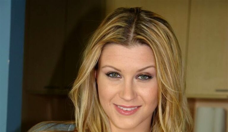 Sara Stone Wiki, Bio, Net Worth, Age, Height & Career Facts - Knownalytics
