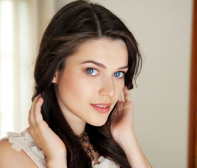 Serena Wood Wiki, Bio, Net Worth, Age, Height & Career Facts - Knownalytics