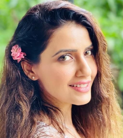 Smiriti Kalra Age, Height, Net Worth, Salary, Annual Income - Knownalytics