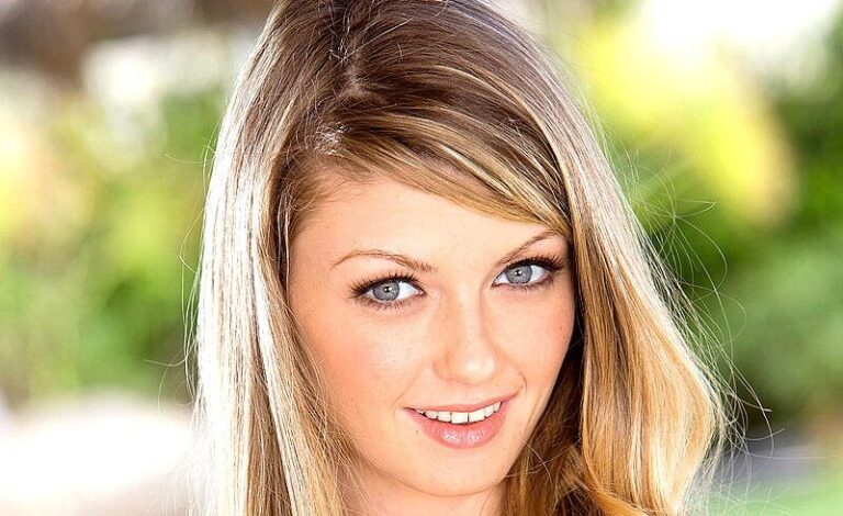Staci Silverstone Wiki, Bio, Net Worth, Age, Height & Career Facts - Knownalytics